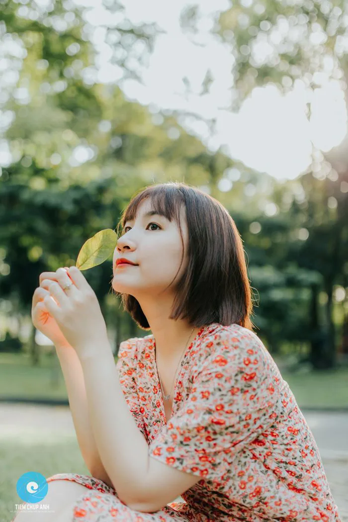 Cách tạo dáng chụp ảnh ngoại cảnh cho cô nàng dễ thương 2021