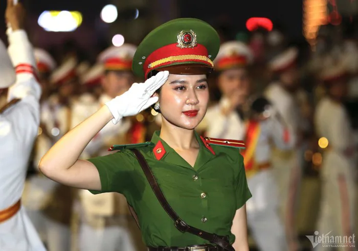 Hình ảnh nữ công an xinh đẹp cùng đoàn nhạc biểu diễn trên đường phố Đà Nẵng
