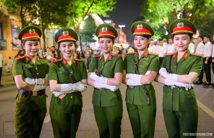 Những hình ảnh nữ công an xinh đẹp, mạnh mẽ, cá tính