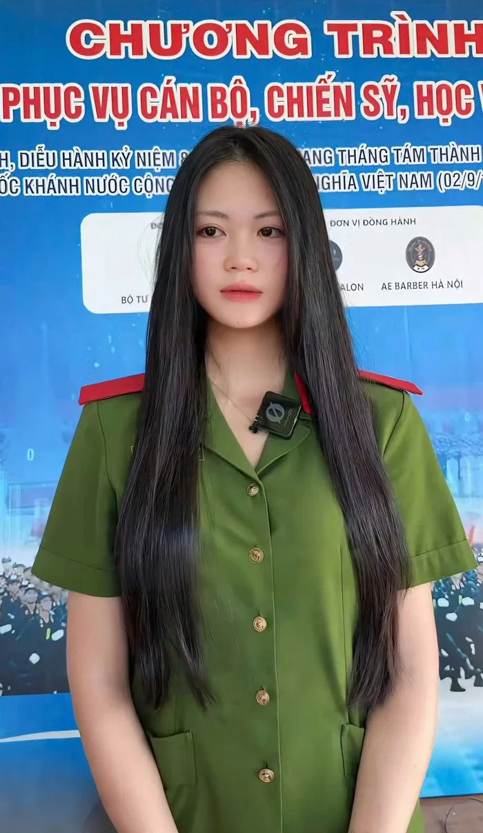 Chiến sĩ khối nữ Cảnh sát đặc nhiệm nổi tiếng sau vài phút đi hiến tóc,  diện quân phục khí chất ngút trời