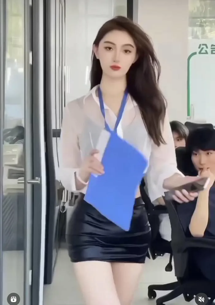 Thời sự - Kiểu mặc kiệm vải của phái đẹp khiến đồng nghiệp bị phân tâm chốn công  sở | Game thủ Việt Nam- MU Hà Nội