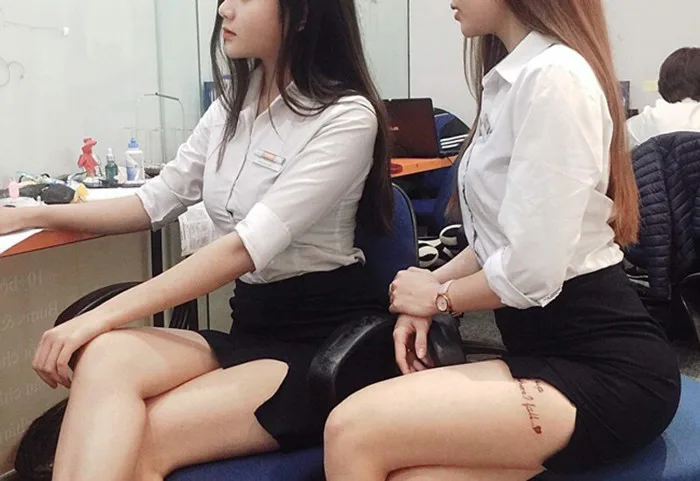 Gái xinh công sở trên bó chặt vòng 1, dưới váy ngắn cũn hớ hênh cực táo bạo  khiến đồng nghiệp tức mắt cau mày