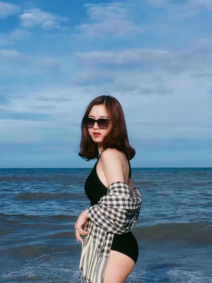 Từ một bức ảnh chụp lén, lộ diện cô giáo tiểu học xinh xắn đang làm cộng  đồng mạng chao đảo
