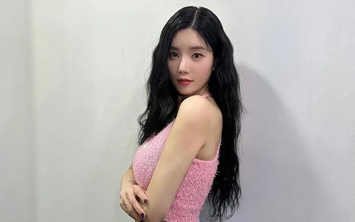 Mặc đồ cúp ngực diễn ở trường Đại học, nữ idol bị phản ứng dữ dội