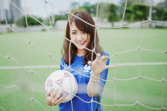 Những hình ảnh girl xinh mặc áo bóng đá đầy cá tính - Người đẹp - Việt Giải  Trí