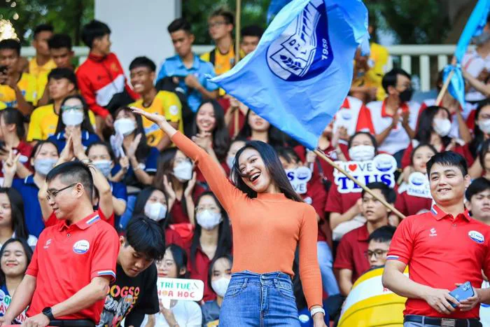 Hoa khôi cổ vũ bóng đá, thu hút mọi ánh nhìn