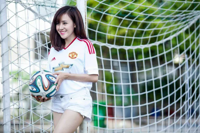 Những hình ảnh girl xinh mặc áo bóng đá đầy phong cách - Người đẹp - Việt  Giải Trí