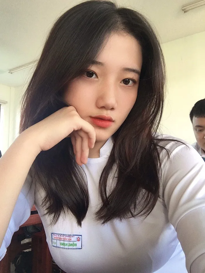 Hotgirl áo dài Đà Nẵng gây sốt bởi góc nghiêng cực giống Suzy, sở hữu hơn  12k follow Instagram và hàng chục clip triệu view