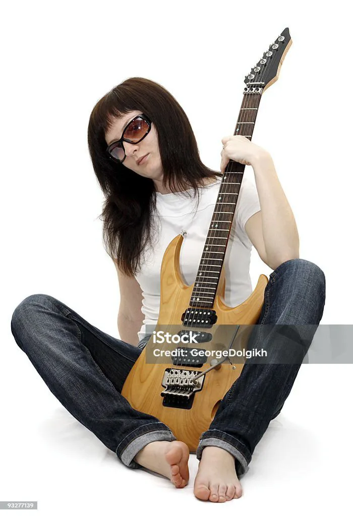 Cô Gái Trẻ Xinh Đẹp Cầm Một Cây Đàn Guitar Điện Hình ảnh Sẵn có - Tải xuống Hình  ảnh Ngay bây giờ - Alternative Lifestyle, Bắt chéo chân - Ngồi, Chân trần -  iStock