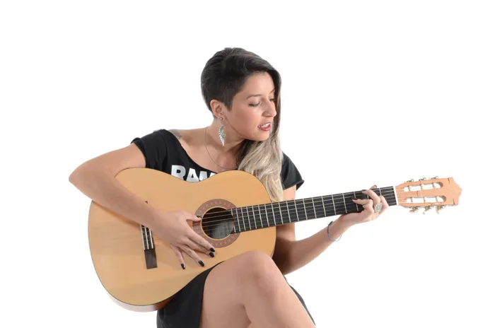 hình ảnh : đá, Âm nhạc, đàn bà, đàn ghi ta, Acoustic guitar, thời trang,  đang chơi, nhạc sĩ, đàn guitar điện, nhạc cụ, hát, Cô gái, Nhạc pop, hiệu  suất, Bassist,
