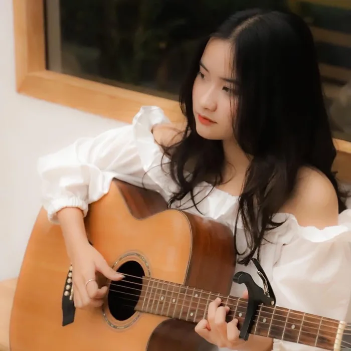 Ôm guitar đàn hát ngọt lịm, nữ sinh ĐH FPT trở thành hot TikToker, Youtuber