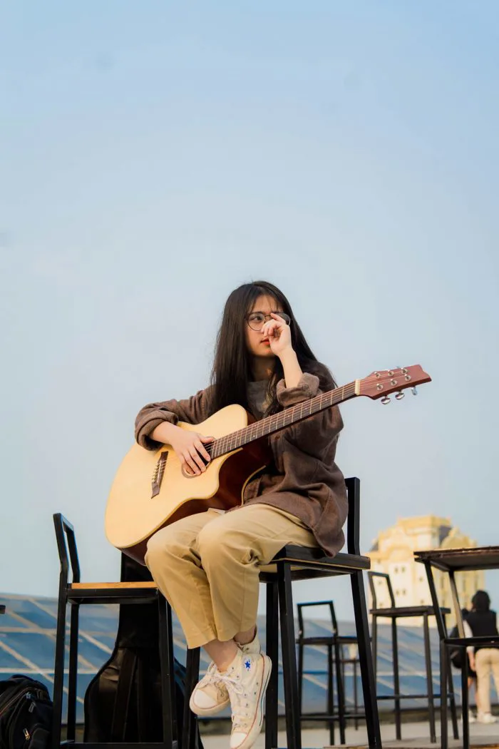 Cách tạo dáng chụp ảnh với đàn guitar cực nghệ cho cô nàng tuổi đôi mươi