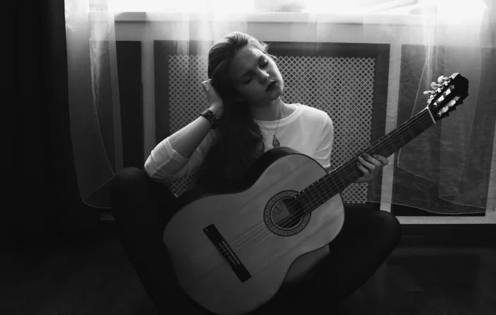 hình ảnh : người, Âm nhạc, đen và trắng, con gái, đàn bà, tóc, nhiếp ảnh,  đàn ghi ta, Acoustic guitar, giống cái, mô hình, Dụng cụ, tấm màn, nhạc sĩ,  Đơn