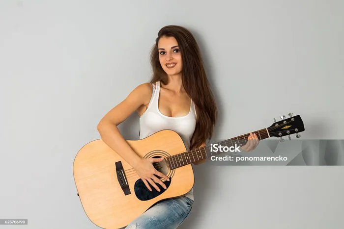 Cô Gái Đáng Yêu Với Cây Đàn Guitar Trong Tay Hình ảnh Sẵn có - Tải xuống Hình  ảnh Ngay bây giờ - Dễ thương, Làm đẹp - Chủ đề, Người - iStock