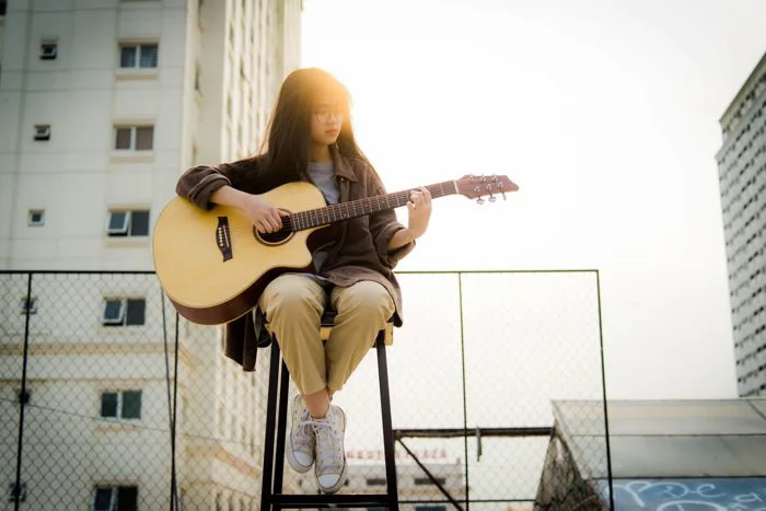 Cách tạo dáng chụp ảnh với đàn guitar cực nghệ cho cô nàng tuổi đôi mươi