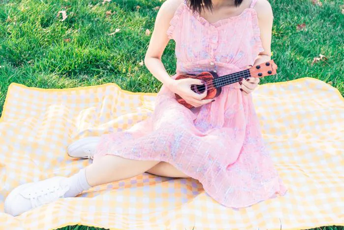 Cô Gái Xinh đẹp Chơi Guitar Vào Ban Ngày Trên Bãi Cỏ Ngoài Trời Bức ảnh  Chụp đàn Guitar Và Hình ảnh Để Tải Về Miễn Phí - Pngtree