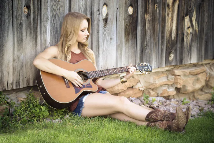 hình ảnh : Âm nhạc, con gái, đàn bà, nông thôn, đàn ghi ta, Acoustic guitar,  Quốc gia, giống cái, Chân, ca sĩ, mô hình, ngồi, thời trang, Quần áo, quý  bà,