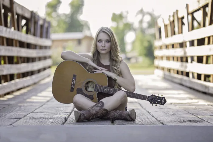 hình ảnh : Âm nhạc, con gái, đàn bà, trắng, cầu, nhiếp ảnh, đàn ghi ta,  Acoustic guitar, Quốc gia, mùa hè, ca sĩ, ngồi, thời trang, quý bà, người  chơi ghi-ta,