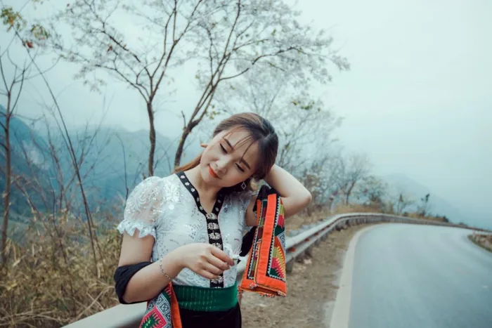 Cô nàng 9x đẹp ngất ngây cùng hoa ban Mộc Châu