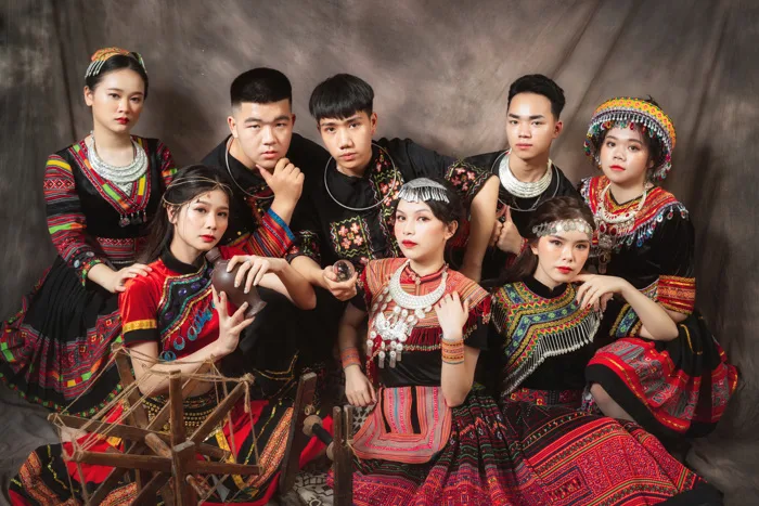 Chi 11 triệu chụp style dân tộc, lớp toàn gái xinh thu về bộ kỷ yếu sang  chảnh, chất lừ