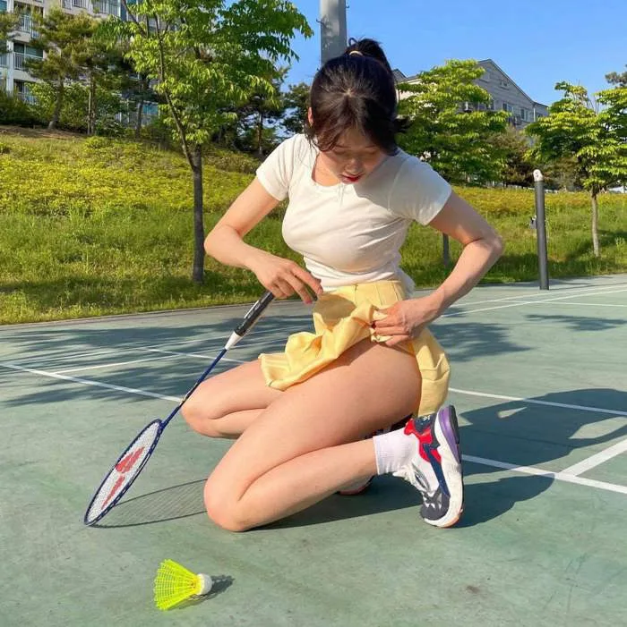 Gái xinh gây 'bão' trên Instagram nhờ khoảnh khắc vén váy trên sân cầu lông