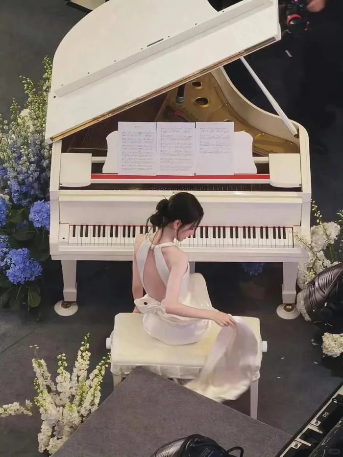 20+ cách chụp ảnh với piano lãng mạn, nghệ thuật và thu hút