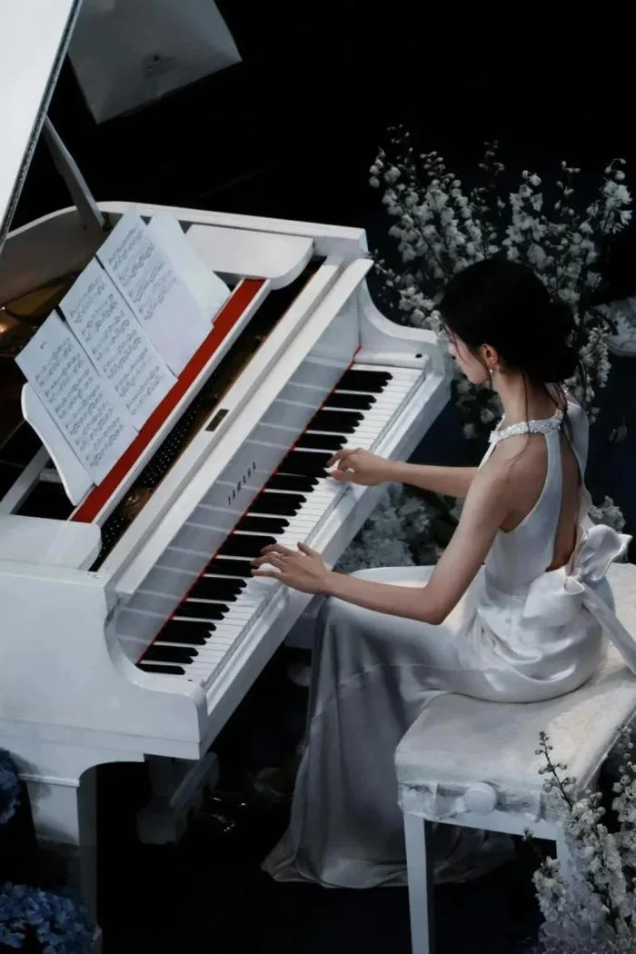 20+ cách chụp ảnh với piano lãng mạn, nghệ thuật và thu hút