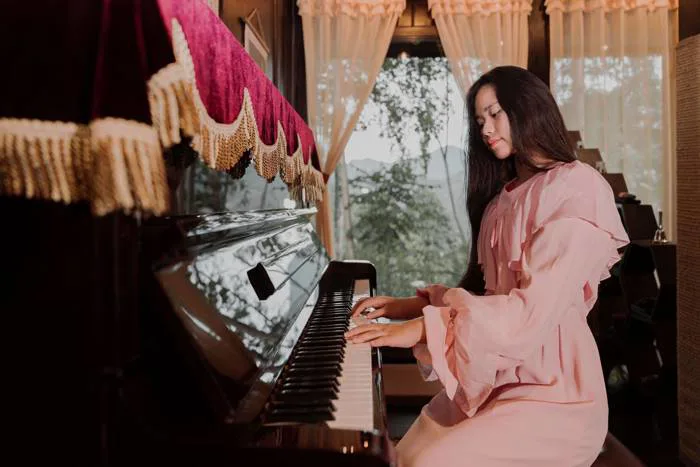 Bella Vũ mặc chiếc đầm lấy cảm hứng từ đàn piano trình diễn nhạc cổ điển