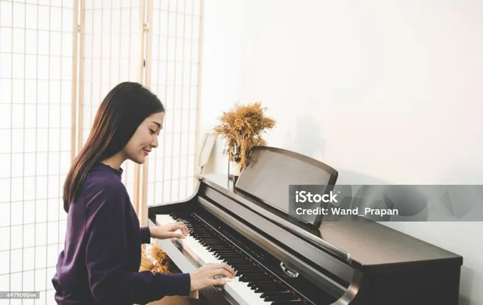 Cô Gái Châu Á Xinh Đẹp Xinh Đẹp Ngồi Chơi Piano Hình ảnh Sẵn có - Tải xuống Hình  ảnh Ngay bây giờ - Nghệ sĩ dương cầm - Người đánh đàn