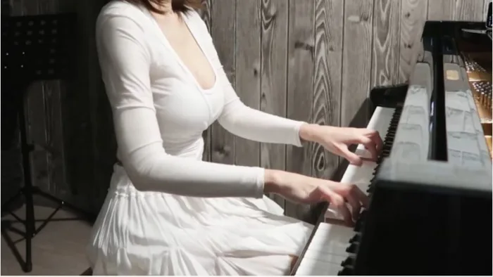 Đeo khẩu trang và ngồi chơi piano trên sóng, nữ Youtuber khiến cộng đồng  mạng ngỡ ngàng với nhan sắc thật