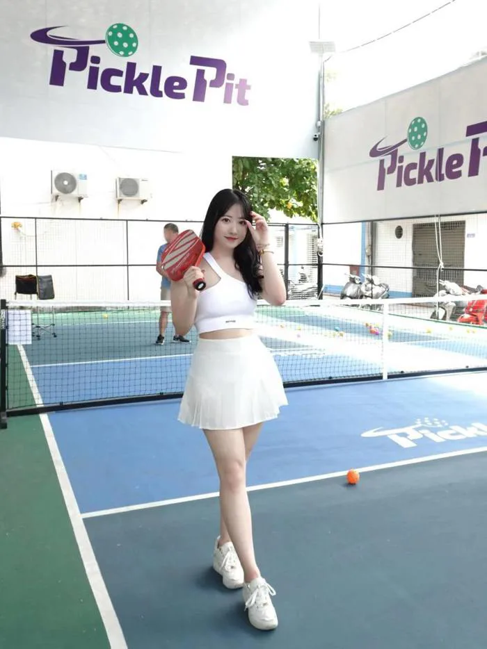 Hội gái xinh vẫn lên sân pickleball giữa bão thị phi: “Vui vẻ lên, ai mặc  gì kệ đi”