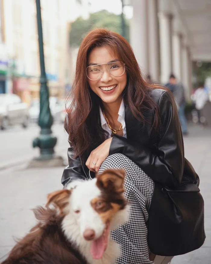 Chỉ dắt chó đi dạo 
