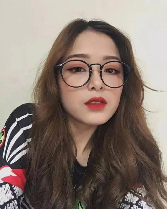 Thiếu nữ Quảng Ninh gây “bão mạng” chỉ với một bức ảnh đeo kính cận | Báo  Dân trí