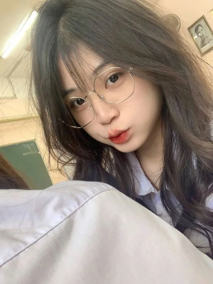 Hình ảnh gái xinh đeo kính 2k7
