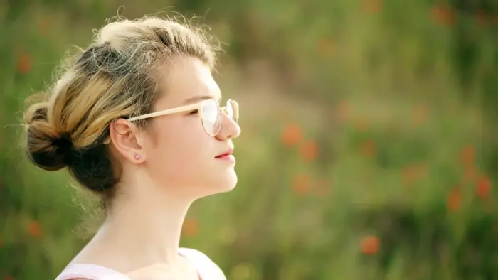 Hình ảnh gái xinh đeo kính dễ thương và duyên dáng nhất