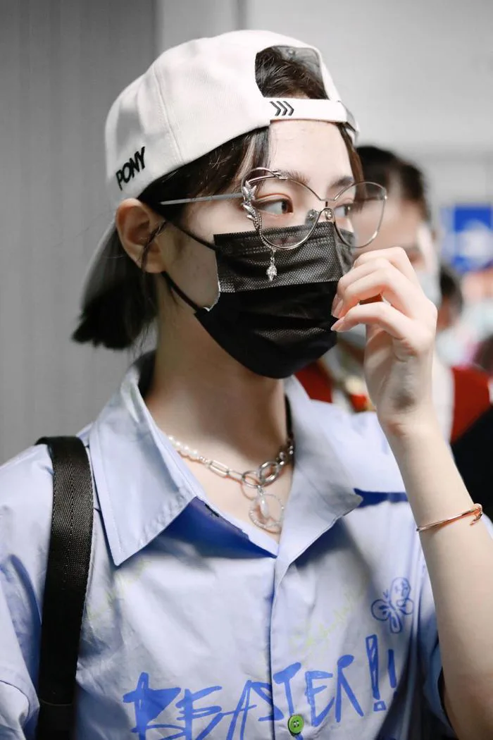 100+ Ảnh gái xinh tóc ngắn đeo kính cute, cá tính nhất hiện nay