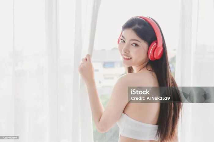 Cô Gái Xinh Đẹp Châu Á Đeo Tai Nghe Màu Đỏ Và Chơi Điện Thoại Thông Minh  Vui Vẻ Ở Gà Trống Hình ảnh Sẵn có - Tải xuống Hình ảnh Ngay