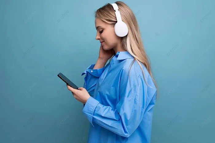 Cô Gái đeo Tai Nghe Thưởng Thức âm Nhạc Trên Nền Xanh Và Hình ảnh Để Tải Về  Miễn Phí - Pngtree