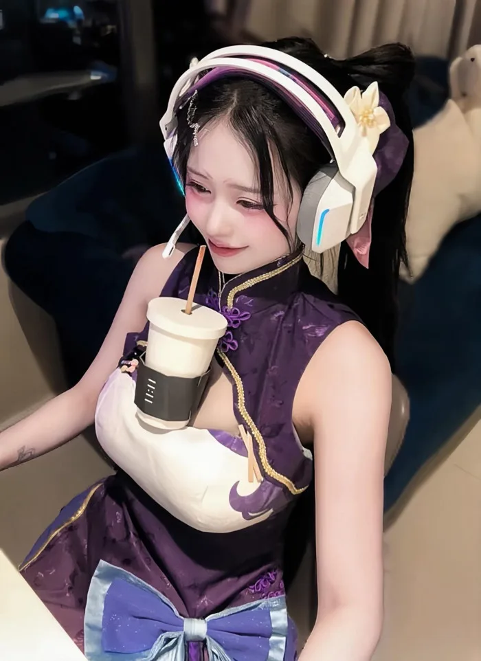 Yugi Kiều Oanh tung tuyệt chiêu 'dùng ngực đỡ cốc' thách thức fan nam