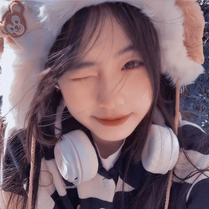 Share ảnh cô gái đeo tai nghe,nháy mắt😜