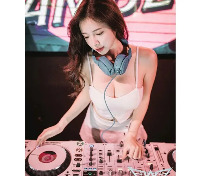Nữ DJ tốt nghiệp thạc sĩ luật có thân hình rực lửa, ai nhìn cũng chẳng muốn  rời mắt