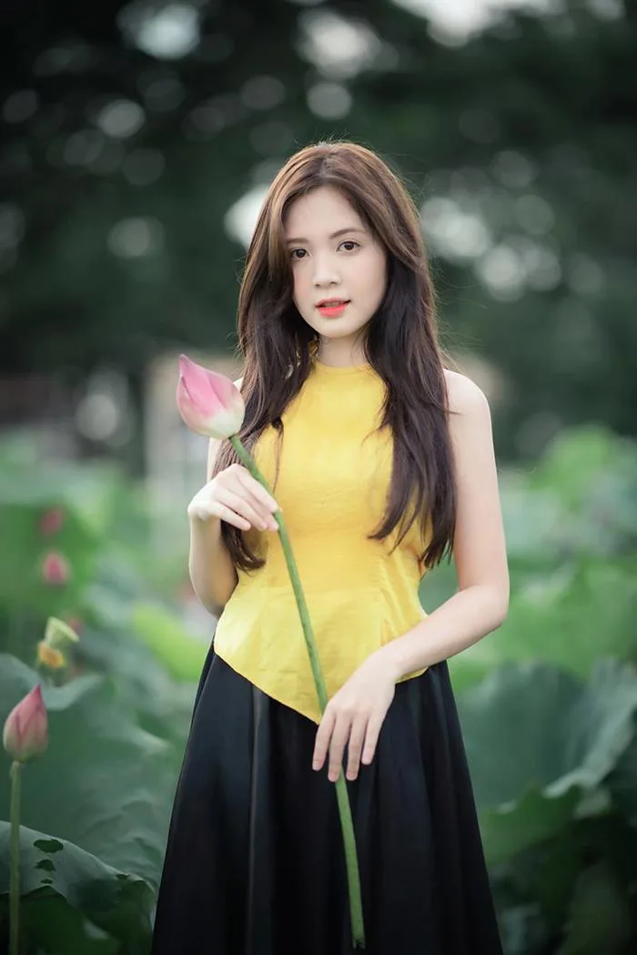 Thiếu nữ Hà thành dịu dàng khoe sắc bên hoa sen | Báo Dân trí