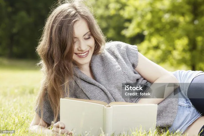 Cô Gái Xinh Đẹp Đọc Sách Và Thư Giãn Hình ảnh Sẵn có - Tải xuống Hình ảnh  Ngay bây giờ - 2013, Chỉ dành cho người lớn - Người lớn, Chỉ