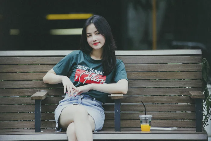 Loạt ảnh của nữ sinh Hà Nội chứng minh đã xinh thì cầm sách đọc thôi cũng  đẹp!