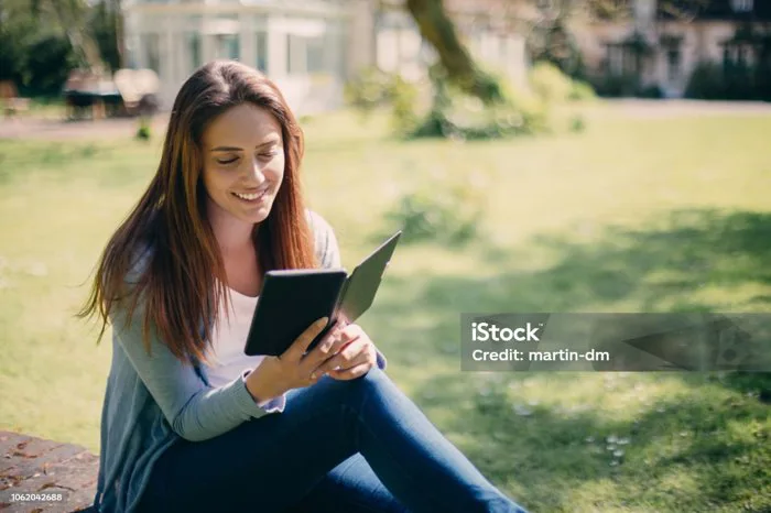 Cô Gái Xinh Đẹp Đọc Sách Điện Tử Giữa Thiên Nhiên Hình ảnh Sẵn có - Tải  xuống Hình ảnh Ngay bây giờ - Sách - Báo chí, Đọc, Nữ - iStock