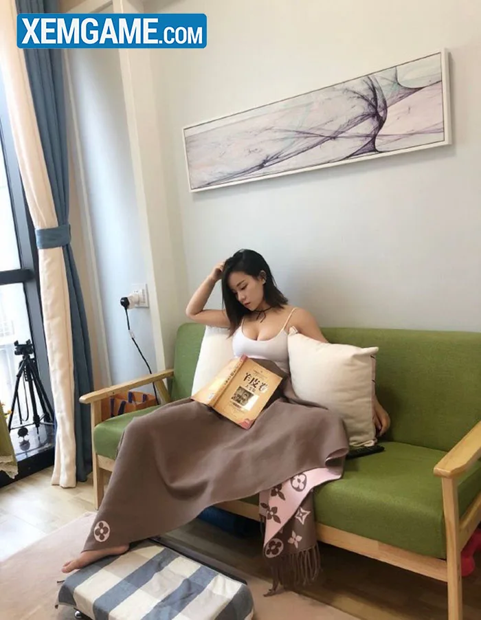 Cư dân mạng lại dậy sóng với vòng 1 khủng siêu cấp của hot girl đọc sách