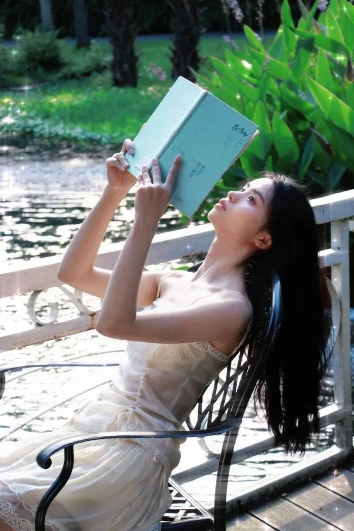 99 Cách tạo dáng chụp ảnh với sách chuẩn nàng thơ tri thức