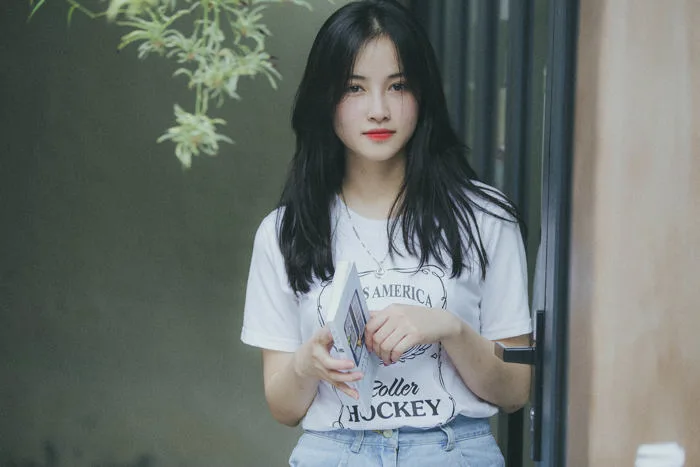 Loạt ảnh của nữ sinh Hà Nội chứng minh đã xinh thì cầm sách đọc thôi cũng  đẹp!