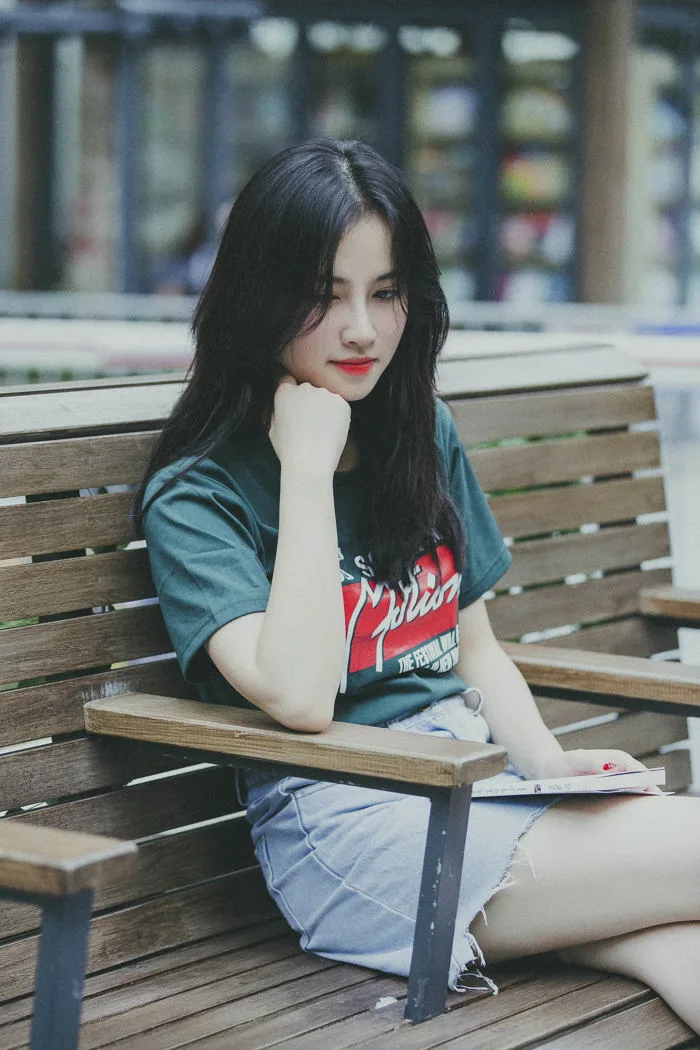 Loạt ảnh của nữ sinh Hà Nội chứng minh đã xinh thì cầm sách đọc thôi cũng  đẹp!