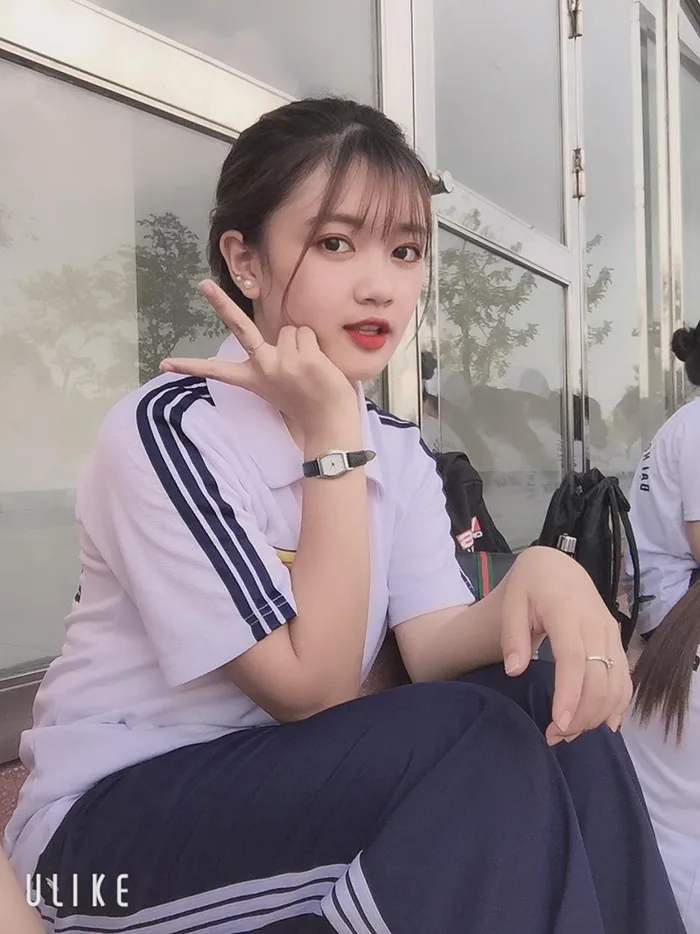 Tranh thủ nghỉ giải lao, nữ sinh 10X có ngay ảnh xinh mặt mộc trong đồng  phục thể dục - Netizen - Việt Giải Trí